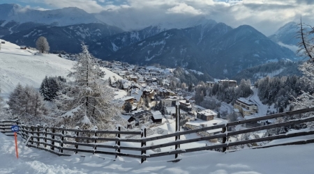 Uitzicht over het dorp Serfaus in de sneeuw.